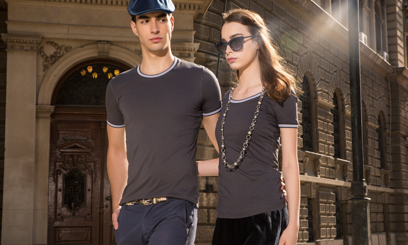 T-Shirt mit farbigem Bündchen (O-Ausschnitt) – Bild 2